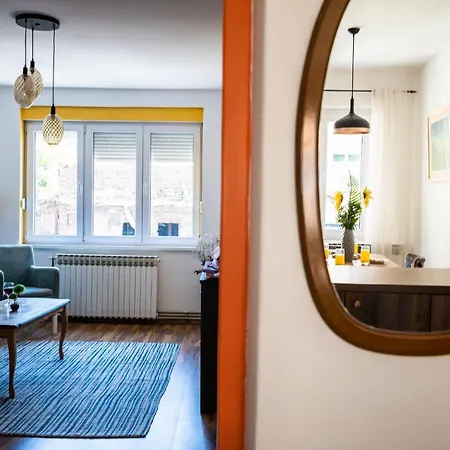 Colorful 1bdr Few Steps From Center Apartment *